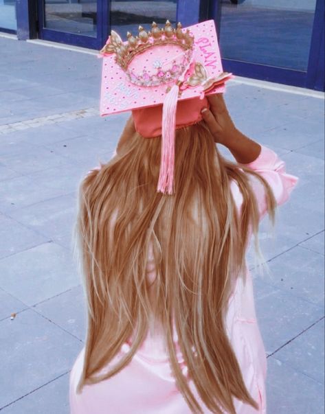 Pink Graduate Aesthetic, Sharpay Evans Graduation Cap, Barbie Graduation, Barbie Lifestyle, Sharpay Evans, Pink Academia, Graduation Cap Decoration Diy, Graduation Look, Princess Charm School