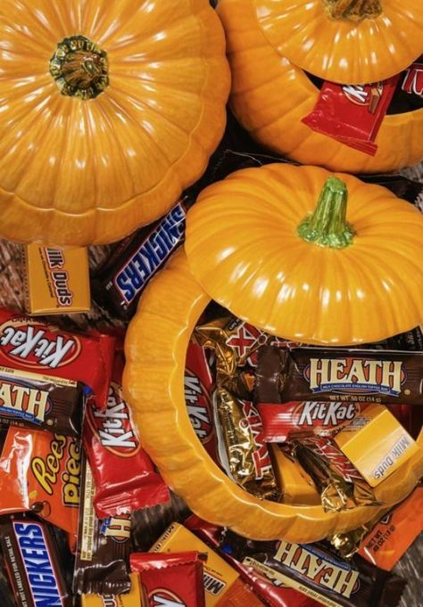 What Your Favorite Halloween Candy Says About You - Neatorama Long Distance Birthday, Milk Duds, Waffle Cookies, Lunch Appetizers, Catty Noir, Food History, Favorite Candy, Make Up Your Mind, Dessert Drinks