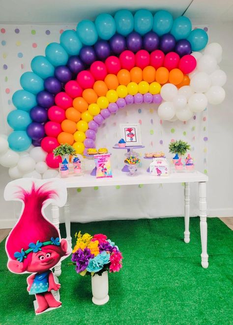 Trolls Photoshoot Ideas, Trolls 1st Birthday Party Girl, Trolls Balloon Arch, Trolls Backdrop Ideas, Trolls Birthday Party Ideas Decorations, Trolls Centerpieces, Trolls Party Decorations, Diy Trolls Birthday Party, Trolls Birthday Party Ideas