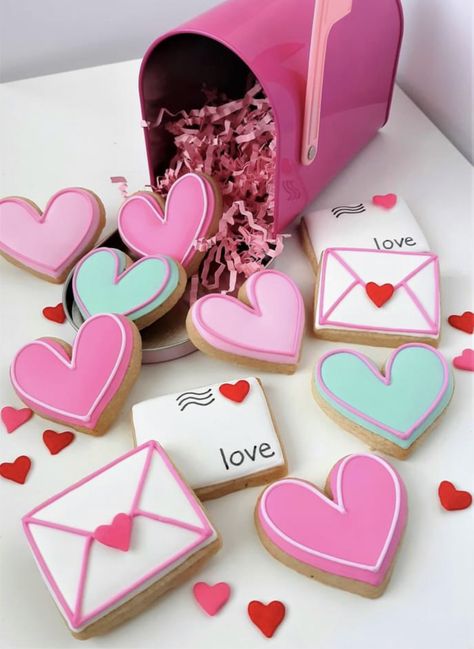 Staging Cookie Photos, V Day Cookies, Valentines Baked Goods To Sell, February Cookies, Cake Design Chocolate, Cute Sugar Cookies, Cookies Valentines, Valentine Cookies Decorated, Valentines Day Sugar Cookies