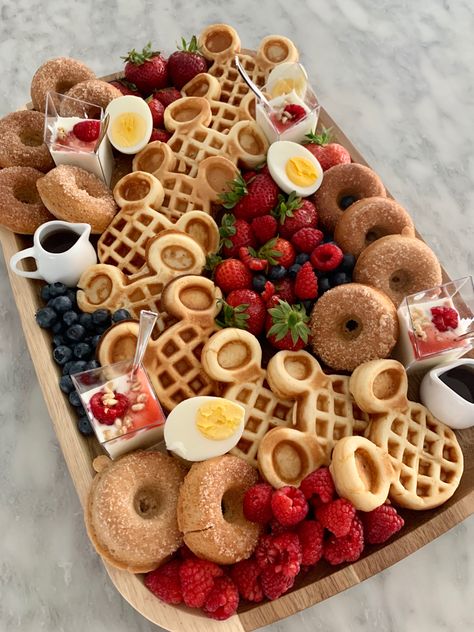 Mini Donut Charcuterie Board, Finger Foods Board, Mickey Waffle Bar, Breakfast Board Ideas Mornings, Charcuterie Board Disney, Cute Food Boards, Disney Sleepover Ideas, What To Bring To Brunch Potluck, Disney Brunch Ideas