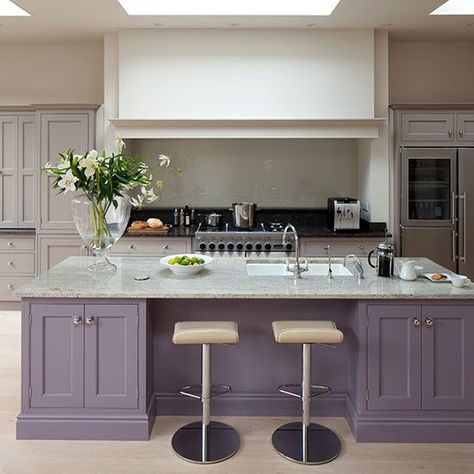 Glamorous grey and purple kitchen with island - Lots of pretty designs on this site Purple Kitchen Cabinets, Kitchen Purple, Grey Island, Lavender Kitchen, Purple Kitchen, Kitchen Gallery, Island Kitchen, Pretty Designs, Grey Kitchen