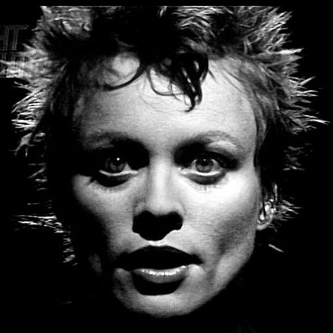 Laurie Anderson Art, Female Composers, Dawn Fm, Wolf People, Laurie Anderson, Pretty Faces, Hair Haircuts, Jazz Blues, Keith Richards