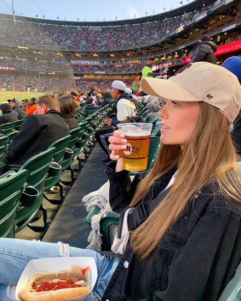 Game day, baseball game, giants stadium, baseball outfit, game day outfit, game day vibe Giants Baseball Game Outfit, Stadium Photo Ideas, Giants Game Outfit, Stadium Outfit, Braves Game Outfit, Apartment Chicago, Baseball Fits, Game Day Photos, Stadium Pics