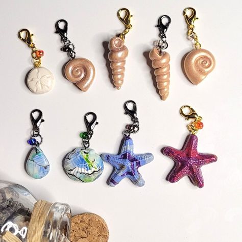 Fimo, Polymer Clay And Shells, Cute Polymer Clay Jewelry, Clay Sand Dollar, Clay Charms Bracelet, Clay Charms Necklaces, Polymer Clay Charm Ideas, Clay Charms Aesthetic, Things To Make With Polymer Clay