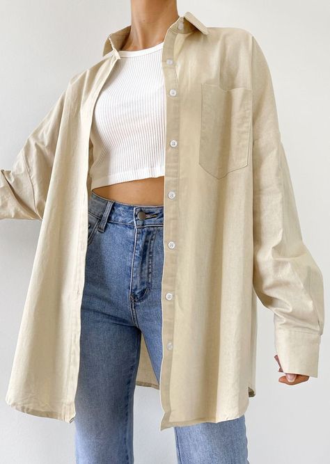 Oversized T shirts Beige Blouse Outfit, Beige Shirt Outfit, Oversized Blouse Outfit, How To Style Oversized Shirt, Shirt Jacket Outfit, Blouse Outfit Casual, Oversized Shirt Outfit, Oversize Outfit, Outfits For Girls