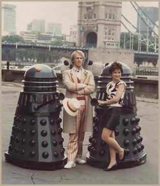 Peter Davison (as the 5th Doctor) Janet Fielding (as Tegan Jovanka) in the TV series "Doctor Who" Dr Who Companions, Fifth Doctor, Peter Davison, Doctor Who Companions, Doctor Who Tv, Classic Doctor Who, Sci Fi Tv Shows, Time Travelers, 13th Doctor