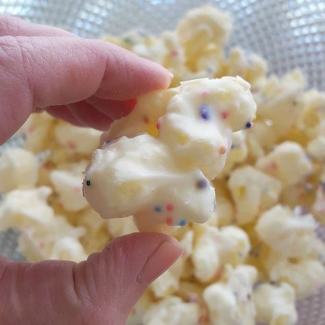 Puffed Corn Recipes, Popcorn Dessert, Christmas Eyeshadow Looks, Christmas Eyeshadow, Popcorn Treats, Almond Bark, Popcorn Recipes, Christmas Snacks, Snack Mix