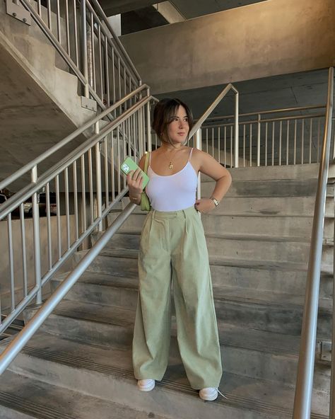 sage green pants outfit ideas Sage Green Pants Outfits, Green Trousers Outfit, Sage Green Pants, Green Linen Trousers, Sage Pants, Green Linen Pants, Green Pants Outfit, Street Style Store, Loose Pants Outfit