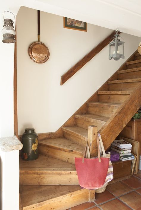 Old Wooden Stairs, Cottage Staircase, Cottage Stairs, Smart Tiles, Casa Country, Staircase Railings, Cottage Gardens, Wooden Stairs, Wood Stairs