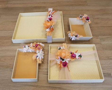 Suit Gift Packing Ideas, Gift Tray Packaging, Wooden Tray Decoration Ideas For Wedding, Trousseau Packing Ideas Trays, Suit Packing Ideas, Suit Packing Ideas Wedding, Diy Engagement Decorations, Wedding Gift Hampers, Wedding Platters