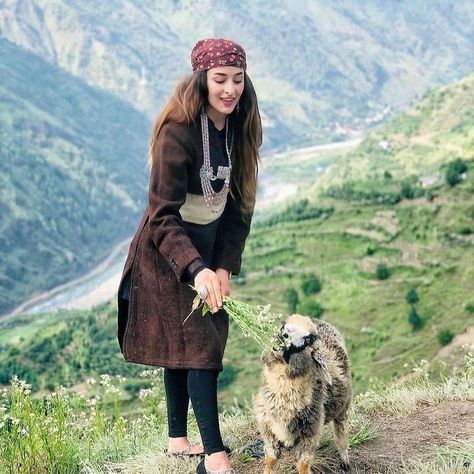 Kashmiri Outfits For Women, Street Style India, Tempo Traveller, Best Instagram Feeds, Indian Bride Makeup, Iranian Beauty, Designer Kurti Patterns, Bollywood Outfits, Half Saree Designs