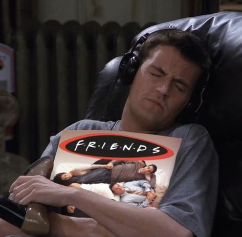 Chandler Bing Meme, Phoebe Friends, Friends Pfp, Chandler Friends, Friends Best Moments, Monica And Chandler, Friends Scenes, Of Logo Design, Friends (tv Series)