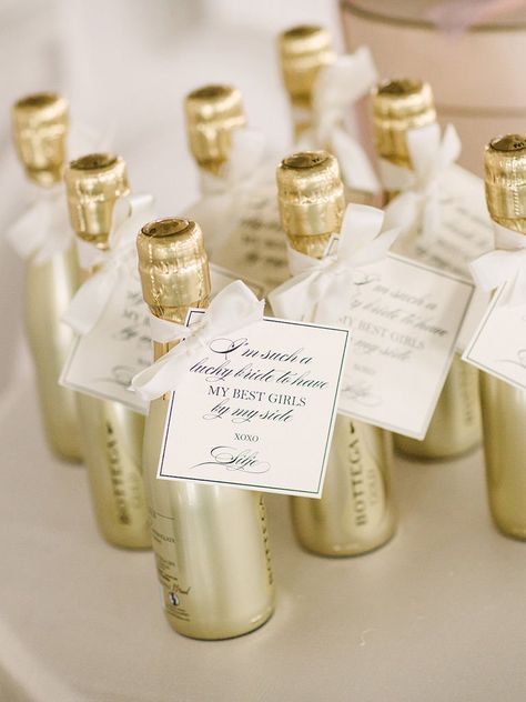 Mini champagne bottles for wedding favors Small Champagne Bottles, Champagne Wedding Favors, Champagne Favors, Gold Wedding Favors, Winter Wedding Favors, Mini Champagne Bottles, Mini Champagne, Bridal Shower Food, Cute Wedding Ideas