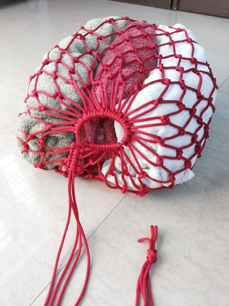 Paracord multipurpose drawstring bag #knot #weave #macrame Paracord Survival Projects, Paracord Pouch, Paracord Projects Tutorials, Diy Macrame Wall Hanging, Dreamcatcher Diy, Paracord Projects Diy, Knot Macrame, Paracord Ideas, Paracord Diy