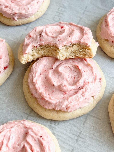 Strawberry Frosted Soft Sugar Cookies - Riana Bakes Vegan Strawberry Cookies, Frosted Cookies Recipe, Fresh Strawberry Frosting, Sugar Cookie Bars Recipe, Sugar Cookie Bar Recipe, Strawberry Sugar Cookies, Strawberry Icing, Frosted Sugar Cookies, Vanilla Cream Cheese Frosting