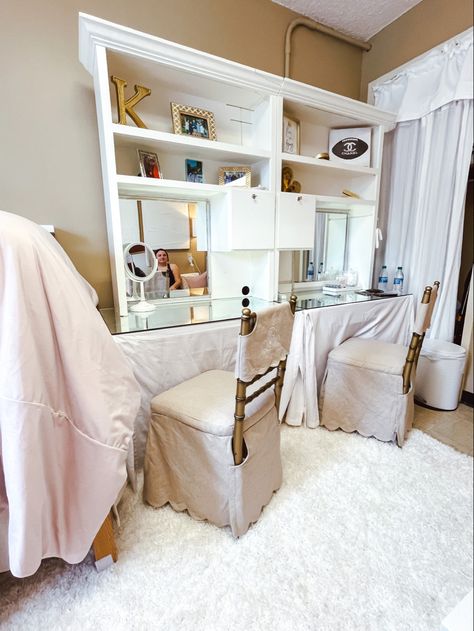 Old Miss Dorm Rooms, Dorm Room Ideas Ole Miss, Dorm Room Ideas For Girls College Pink, Dorm Room Ole Miss, Ole Miss Dorm Room Ideas, Pink And Gold Dorm, Pink And Gold Dorm Room, Smu Dorm, Dorm Room Desk Ideas