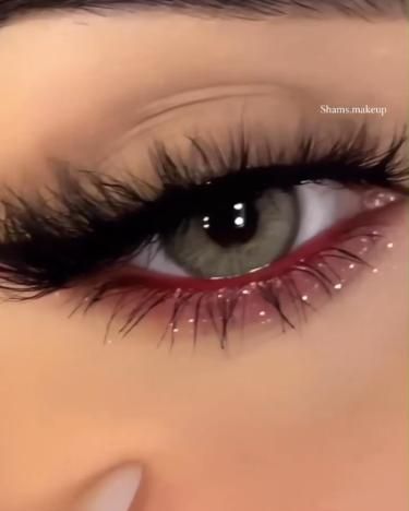 Burgundy Eyeliner, Eye Makeup Inspiration, Red Eyeshadow Look, Burgundy Eye Makeup, Red Makeup Looks, Burgundy Makeup, Fall Makeup Trend, Sultry Makeup, Vampire Bride