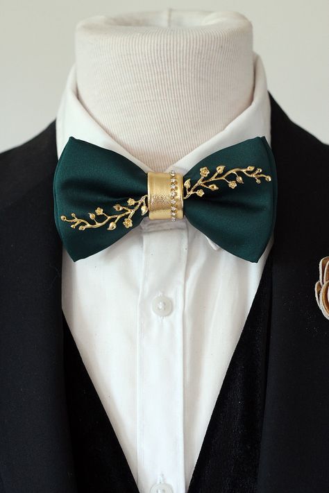 Green And Gold Bow Tie, Wedding Ideas Aesthetic Green, Dark Green Chambelanes Outfits, Fall Wedding With Green, Green Bowtie Groomsmen, Forest Green And Gold Wedding Theme, Suits With Green Ties, Green And Gold Tuxedo, Quince Suits