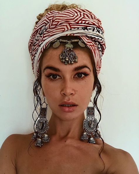 Bohohipgypsies🌙💫 on Instagram: “Bellísima ☀️🌸🙌🏽 love natural looks • @alisa.belochkina  #naturalbeauty” Alisa Belochkina, Mode Turban, Mode Boho, Boho Hairstyles, Moda Vintage, Turbans, Head Wrap, Style Boho, Boho Chic Fashion