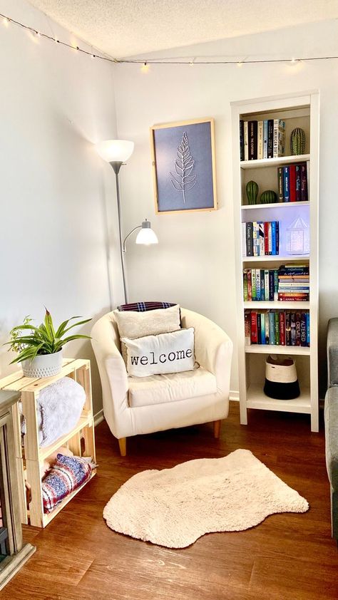 Library Corner In Bedroom, Book Reading Corner In Bedroom, Reading Sofa Corner, Room Corner Decor Ideas Aesthetic, Cozy Reading Corners Nook, Cozy Reading Corners Bedroom, Reading Nook In Living Room Corner, Corner Reading Nook Ideas, Book Nook Corner