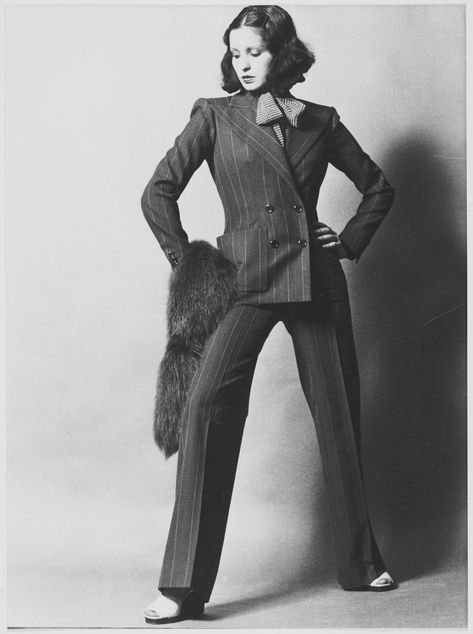 1971 - Yves Saint Laurent suit (Fondation Pierre Bergé Yves Saint Laurent) Ysl Saint Laurent, Museum Fashion, Paris Mode, Rive Gauche, 1970s Fashion, Vogue Paris, Mode Inspiration, 70s Fashion, Fashion History