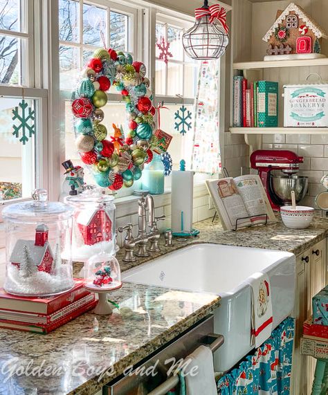 Hosting Christmas Dinner, Turquoise Christmas, Casa Vintage, Vintage Farmhouse Decor, Vintage Style Decorating, Christmas Kitchen Decor, Christmas Tree Shop, Farmhouse Christmas Decor, Christmas Kitchen