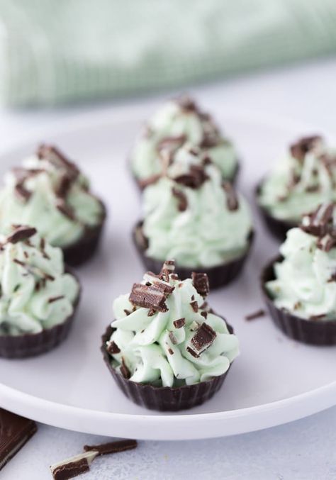 These no-bake mint chocolate mousse cups combines two classic flavors in one creamy bite-sized serving. Perfect for St Patrick's Day celebrations. via @zmansaray #mintchocolatemoussecups #stpatricksdaydesserts #stpatricksdayrecipes St Patrick's Day Dessert, Oreo Torte, Chocolate Mousse Cups, Graduation Party Desserts, Mousse Cups, Graduation Desserts, Fruit Pizza Sugar Cookie, Fruit Parfait, St Patricks Day Food