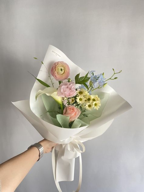 Mini Flower Bouquet Aesthetic, Small Wrapped Bouquet, Korea Flower Bouquet, Cute Small Bouquet, Flower Bouquet Minimalist, Minimal Flower Bouquet, Mini Bouquet Flowers, Minimalist Flower Bouquet, Simple Flower Bouquet