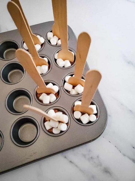 Homemade Christmas Hot Chocolate Spoons - Saving Dollars & Sense Hot Chocolate Spoons Christmas, Hot Choc Spoons, Hot Chocolate Spoons Recipe, Diy Hot Chocolate Ornaments, Peppermint Spoons Diy, Chocolate Stirring Spoons, Diy Hot Cocoa Spoons, Hot Chocolate Kits Diy, Hot Chocolate Spoons How To Make