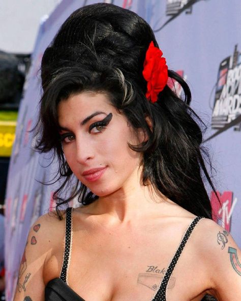 Amy Jade Winehouse on Instagram: “#amywinehouse #amyjade #backtoblack #amyjadewinehouse #flower #AMY #eyeliner” Amy Wine, Amy W, Amy Winehouse Style, Amazing Amy, Lily Allen, Ella Fitzgerald, Musica Rock, Mtv Movie Awards, Amy Winehouse