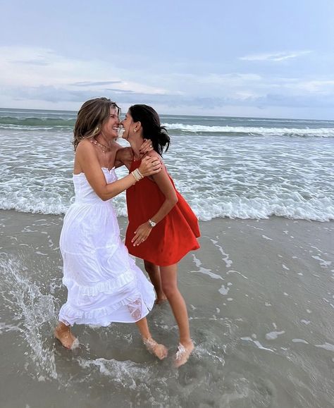 Lunden And Olivia, Dream Dates, Woman Loving Woman, Wedding Picture Poses, Girlfriend Goals, My Kind Of Love, Mia 3, New Romantics, Tulle Wedding