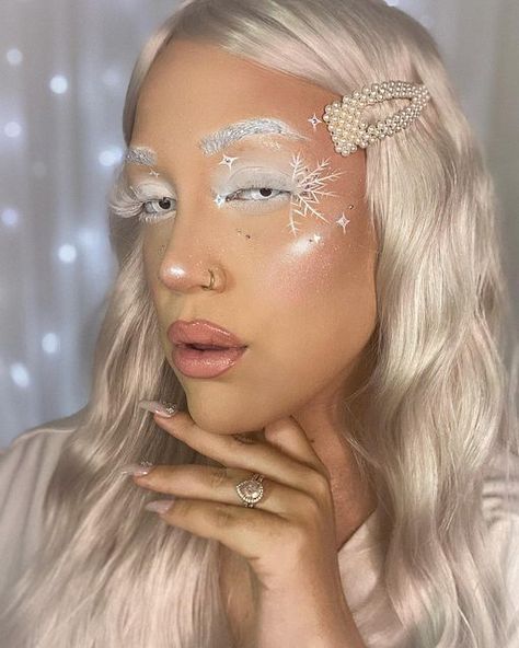 Snow Flake Makeup Look, Snowflake Eye Makeup, Snowflake Makeup, Snow Makeup, Mannequin Face, White Eyeliner Looks, Themed Makeup, Jumbo Pencil, Christmas Eyeshadow