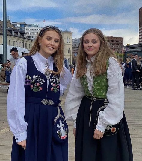 Estonia Women, Norway People, Norwegian Dress, Norway Culture, Norway Girls, Norwegian People, Norwegian Clothing, Scandinavian Costume, Scandinavian Aesthetic