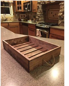 You'll love these farmhouse kitchen decor accessories that won't break your budget! Get the look for less and have an beautiful kitchen too! Pallet Tray, Wooden Pallet Crafts, Rustic Kitchen Cabinets, Wooden Signs Diy, Wooden Serving Tray, Wooden Pallet Projects, Kitchen Accessories Decor, Wooden Serving Trays, Pallet Crafts