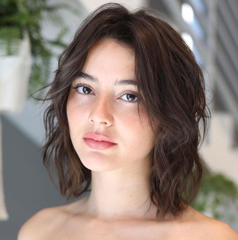 Medium Length Layered Haircuts, Faces Women, Kort Bob, Thick Wavy Hair, Wavy Haircuts, Haircuts For Wavy Hair, Short Wavy Hair, Short Hair Haircuts, Round Faces