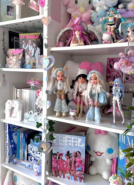 Dolls On Shelves, Doll Display Ideas Shelves, Doll Room Aesthetic, Figure Organization, Shelves In Bedroom Aesthetic, Cute Shelving, Bratz Room, Shelves Aesthetic, Cute Shelves