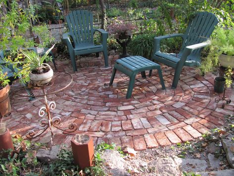 Round, broken bricks, backyard Patio Patterns, Small Brick Patio, Brick Patterns Patio, Brick Patio, Brick Path, Brick Paving, Brick Garden, Flagstone Patio, Patio Flooring