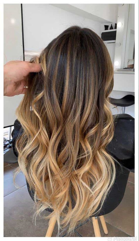 Envie d’apporter de l’éclat à vos cheveux châtains, bruns ou roux sans passer par la case coloration ? Il n'y a rien de tel qu’un balayage pour créer des reflets lumineux dans la chevelure. Miel, caramel, blond platine, vénitien…Toutes ces nuances créent un effet lumière aux cheveux lisses ou bouclés et une touche glamour à votre look capillaire. Sans plus tarder, on vous livre 180 idées de balayage blonds que vous pouvez adopter cette année ! Sunkissed Blonde Balayage, Sunkissed Balayage, Short Hair For Women, Ombré Balayage, Women With Long Hair, Light Brunette Hair, Balayage Hair Caramel, Balayage Long Hair, Balayage Blond