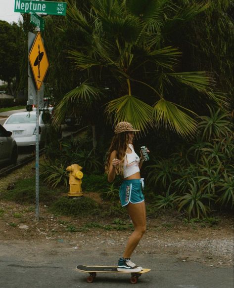 Skater Girl Vibes, Mermaid Shoot, Surfer Outfit, Surfer Girl Outfits, Surfer Girl Aesthetic, Skater Girl Aesthetic, Surfergirl Style, Surfer Aesthetic, Surf Girl Style