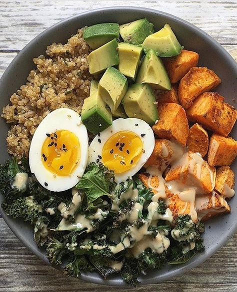 Veggie and protein lunch bowl with crispy roasted kale and sweet potatoes drizzled with tahini, quinoa, soft boiled egg and creamy avocado… | Instagram Boiled Egg Avocado, Half Boiled Egg, Roasted Kale, Kale Chips Baked, Nourish Bowl, Baked Kale, Sweet Potato Bowls, Egg Avocado, Power Salad