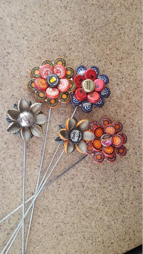 Beer Cap Decor, Beer Cap Art, Bottle Top Crafts, Bottle Cap Projects, Beer Top, Hantverk Diy, Diy Beer, Cap Art, Beer Cap