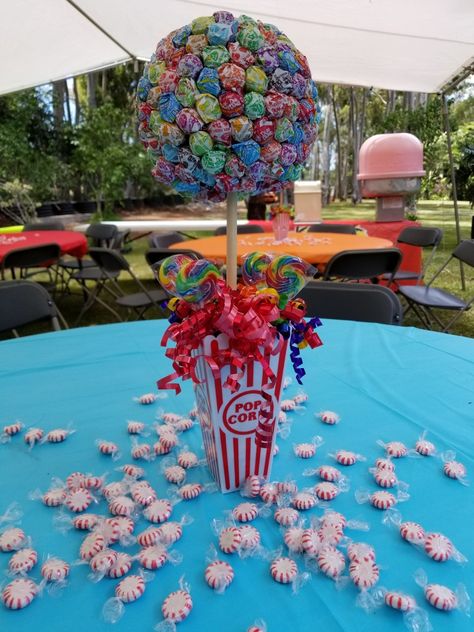 Lollipop Centerpiece Diy, Candyland Table Centerpiece, Candyland Centerpieces Ideas, Carnival Centerpiece Ideas, Circus Party Centerpieces, 50s Party Decorations, Circus Centerpieces, Carnival Centerpieces, Diy Lollipop