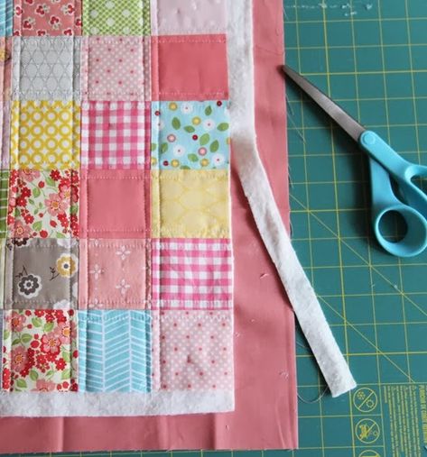 Binding A Quilt, Quilt Binding Tutorial, Binding Tutorial, Sew Ins, Quilt Binding, Patchwork Quilting, Doll Quilt, Diy Quilt, Quilting For Beginners