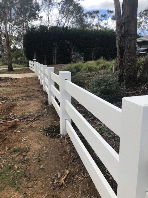 Diy Rail Fence, Diy Wooden Fence, Farm Fencing, Farmhouse Fence, Wooden Fences, White Wood Fence, White Farm Fence, Farm Fence Ideas, Rural Front Fence