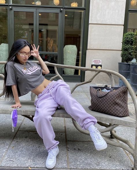 grey or gray boxy crop top paired with purple sweats or sweatpants, white long socks and nike air force 1s and accessories and sunglasses #accessories #necklace #gold #sunglasses #sweatpants #cropped #chill #lazy #streetwear Purple Sweatpants Outfit, Cute Purple Outfits, Jenny Lin, Purple Sweatpants, Streetwear Girl, Purple Hearts, Purple Outfits, Tomboy Style Outfits, Urban Lifestyle