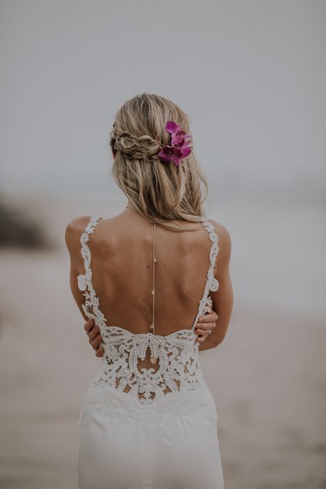 Tropical Lace Wedding Dress, Beach Wedding Hair With Flower, Tropical Bridal Hair, Beach Bride Hair With Veil, Beach Bride Hairstyle, Tropical Wedding Hairstyles, Beach Waves Bridal Hair, Tropical Wedding Dress The Bride, Bridesmaid Hair Beach