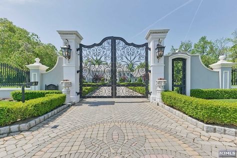 Sports Court, Driveway Entrance, Front Gate Design, Entrance Gates Design, Pool Cabana, Rich Home, House Gate Design, Lan Can, Front Gates