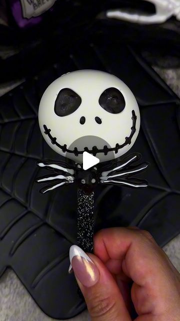 Maria Gomez, Mini Oreos, Halloween Oreos, Halloween Party Planning, Oreo Pops, Cookie Pops, Planning Inspiration, Halloween Inspo, Chocolate Covered Oreos