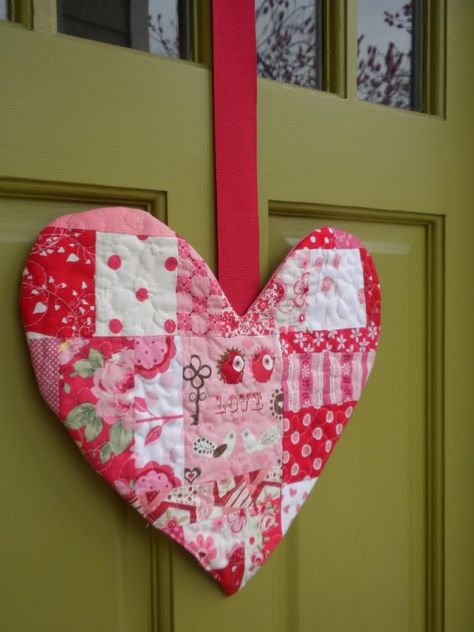 Quilted Heart Door Hangers Quilted Wall Hangings Patterns, Valentines Door, Quilted Hearts, Small Quilt Projects, Valentine Door Decorations, Quilt Hangers, Heart Wall Hanging, Valentines Door Hanger, Easy Valentine Crafts